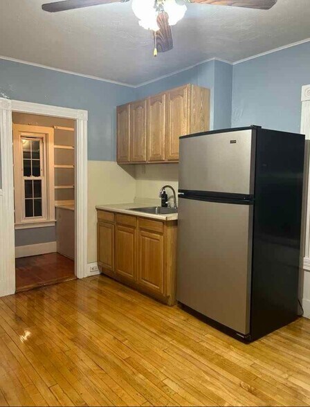 Building Photo - 474 Rollstone St