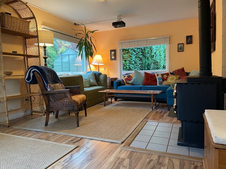 Living room - 1904 12th Ave SW