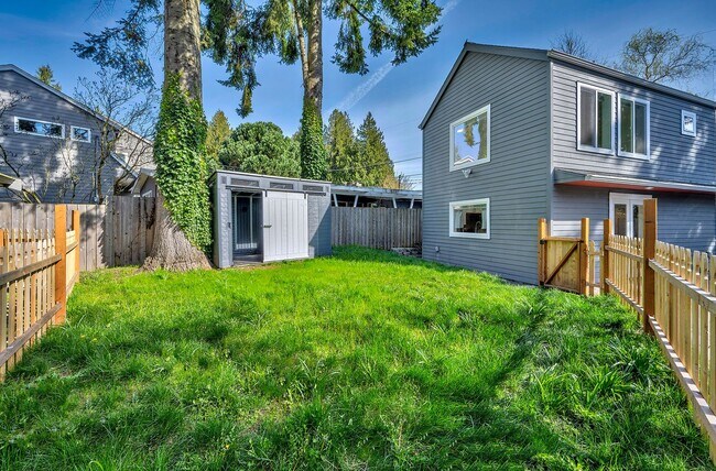 Building Photo - 2 bed, 1.5 bath in Seattle