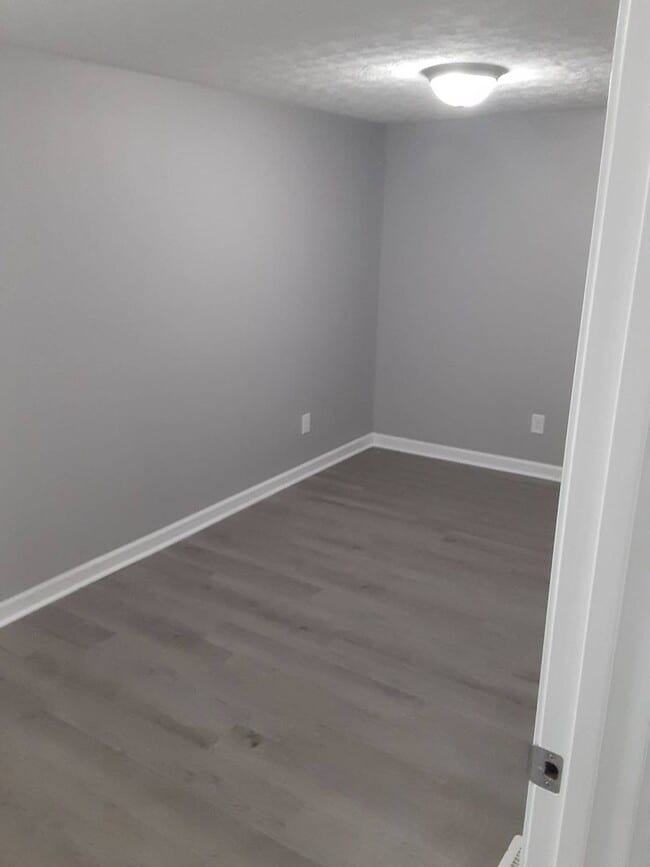 Building Photo - LEASING SPECIAL - MOVE IN BY 1/1/2026 AND RECEIVE 2ND MONTH OF RENT FREE Charming updated 2 br 1 ...