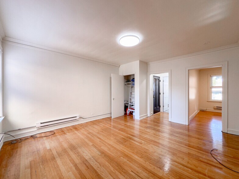 Building Photo - 4222 N Clark St