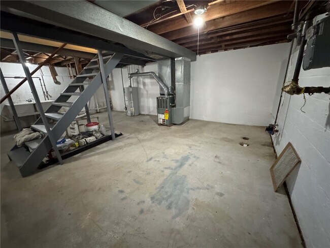 Building Photo - 16 Summit St