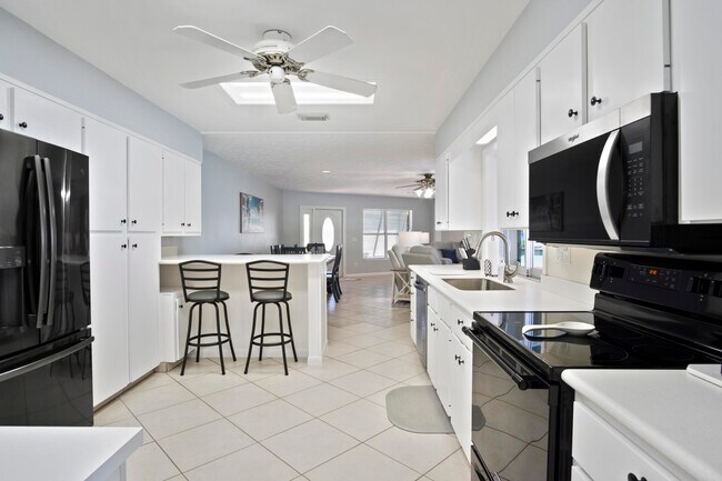 Building Photo - 1360 SW Albatross Way