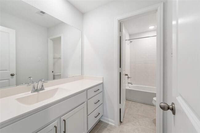 Building Photo - 208 Cambria Green Ln