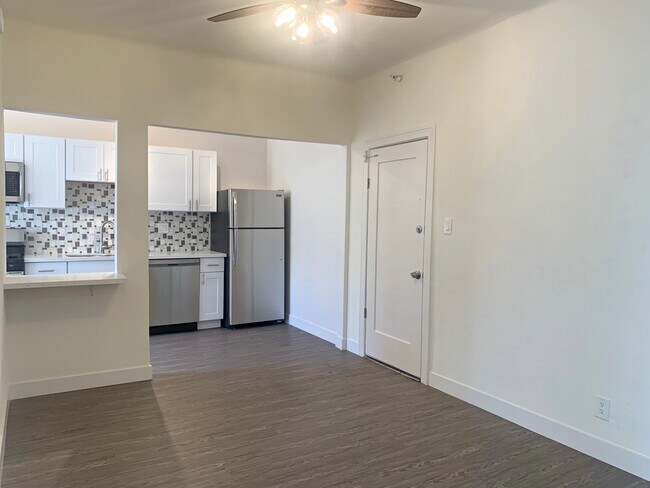 Building Photo - 1625 Mariposa Ave