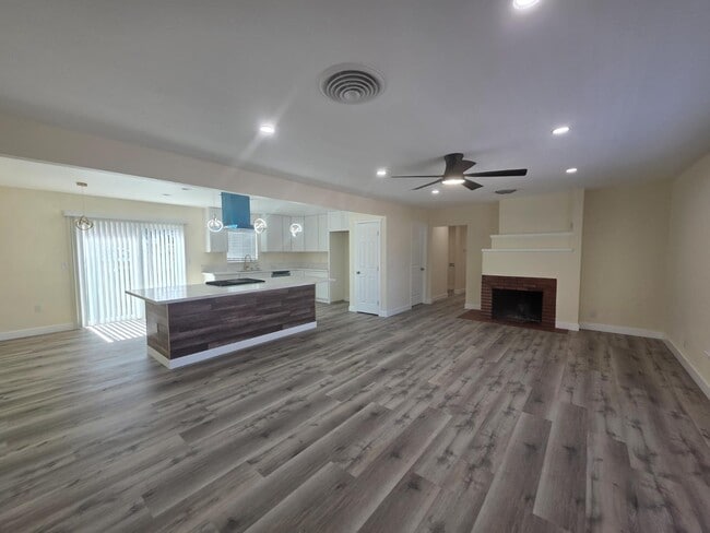 Building Photo - 1098 E 21st St