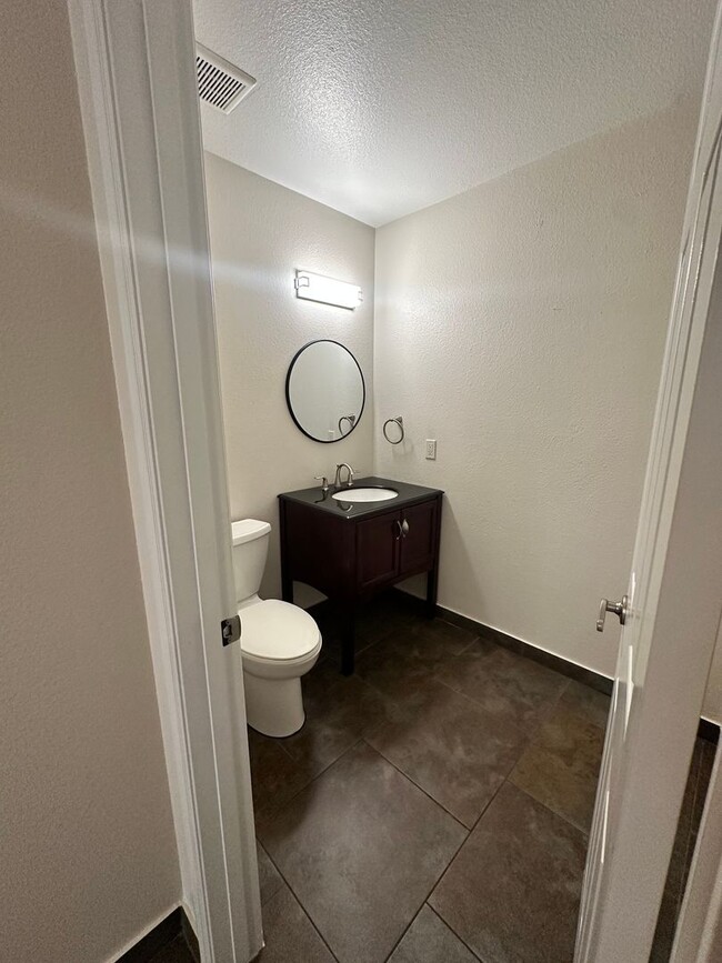 Building Photo - Stunning & Spacious 2 BR / 2.5 BA Townhome – Move-In Ready!