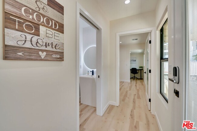 Building Photo - 918 N San Vicente Blvd