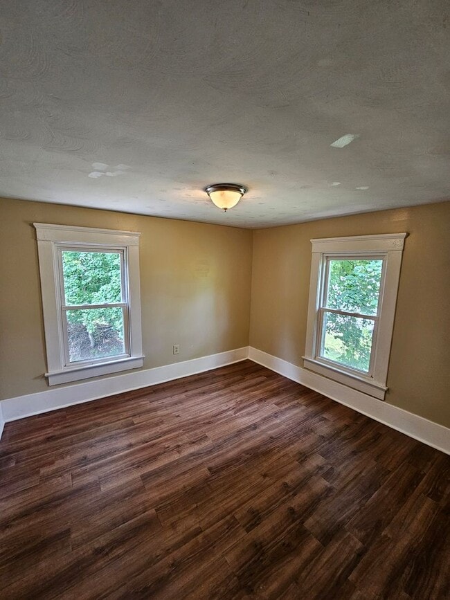 Building Photo - 3 Bedroom House For Rent on Fuller St