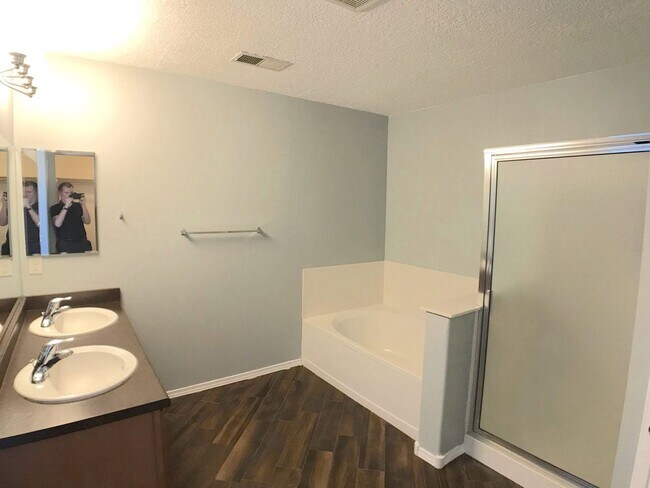 Building Photo - Don't miss out!  Beautiful 3 bedroom Los Lunas Home! Open Layout, spacious living room. Easy I-25...