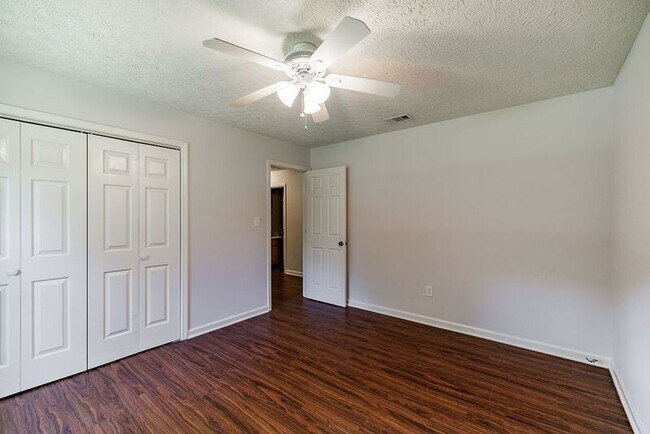 Building Photo - 147 VFW Dr