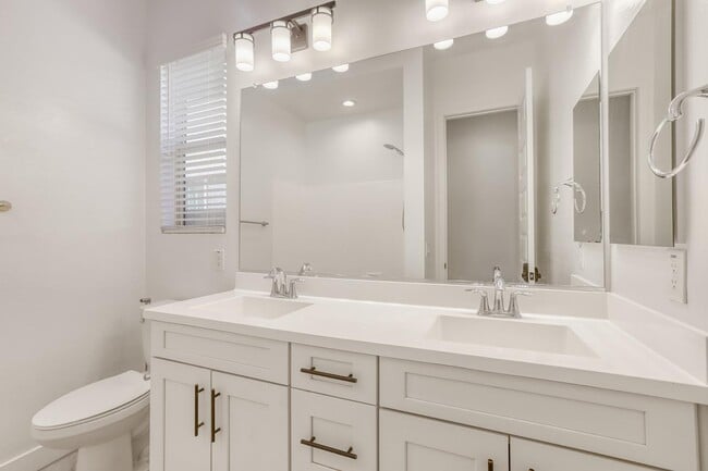 Building Photo - 8723 W Vista Ave