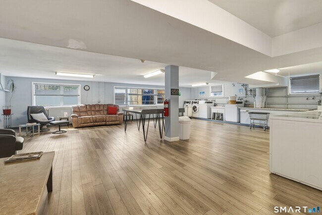 Building Photo - 889 Farmington Ave