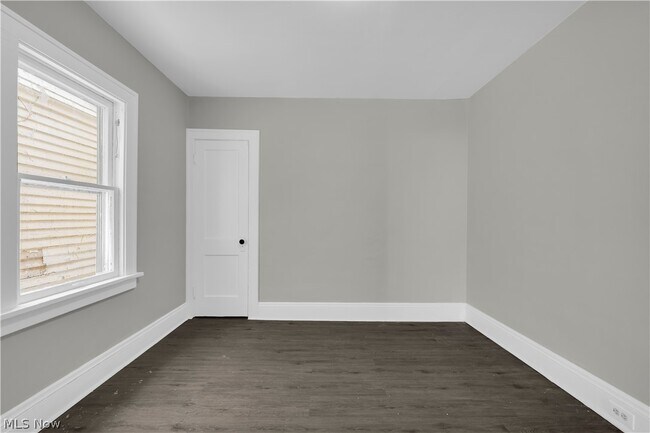 Building Photo - 3219 W 116th St