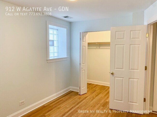 Building Photo - 912 W Agatite Ave