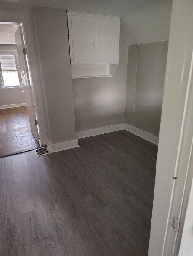 Building Photo - Section 8 Accepted! Spacious 2br home
