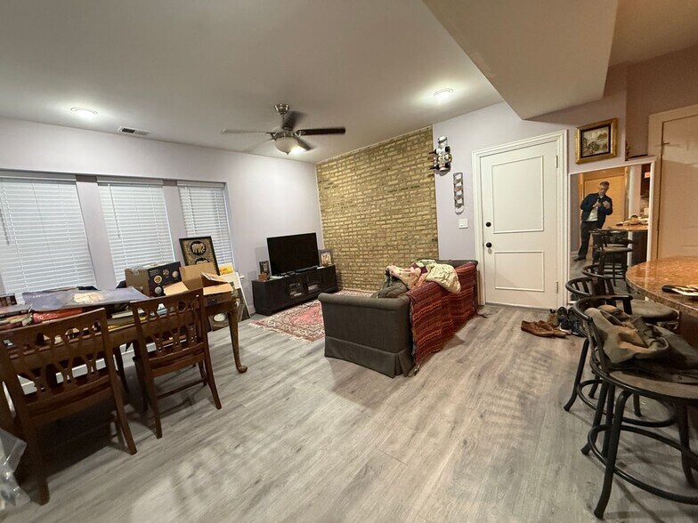 Building Photo - 2452 W Ardmore Ave