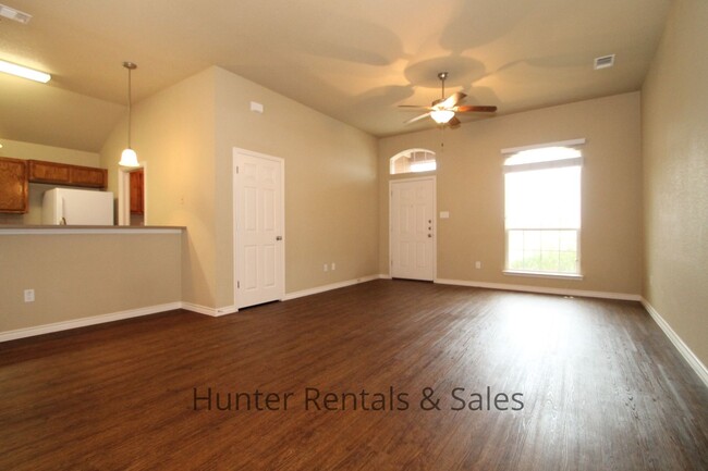 Building Photo - Luxury Duplex!