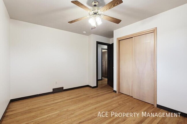 Building Photo - 209 Wedgewood Dr