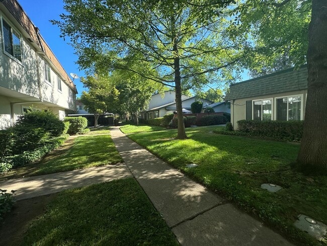 Building Photo - Three Bedroom Townhome Near River Access