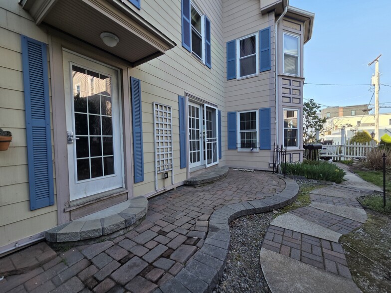 Rear Entrance - 85 Pierce St
