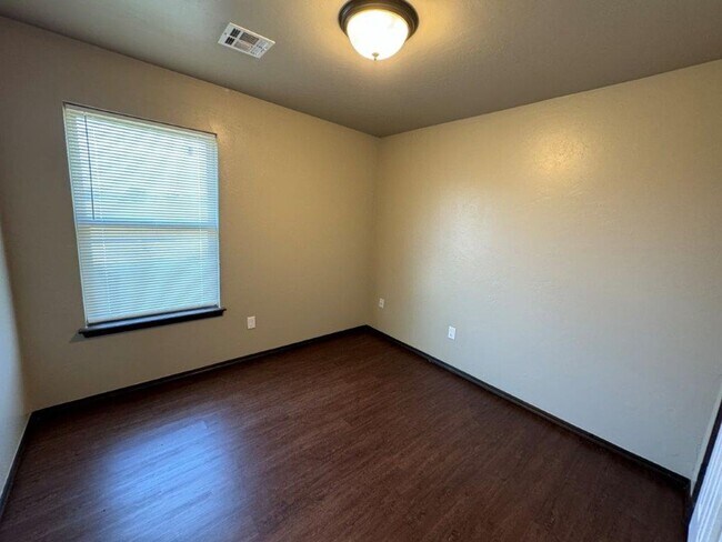 Building Photo - 3 bed 2 bath duplex in Chickasha! Ready fo...