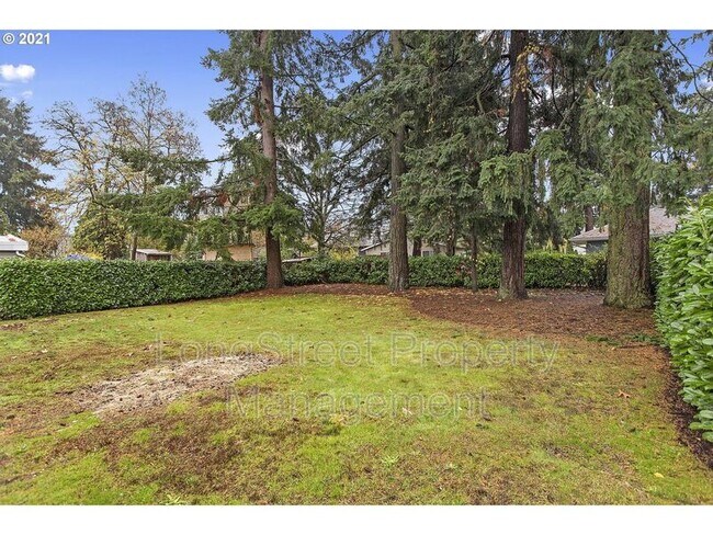 Building Photo - 6014 SE Insley St