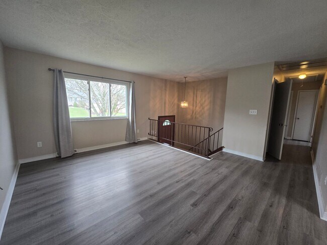 Building Photo - 3 Bedroom Split Entry - Gateway School District