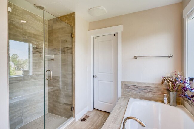 Building Photo - Spacious 5 BDR Family Home in Niwot