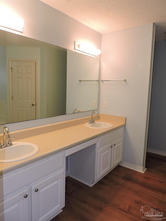 Building Photo - 2552 Southern Oaks Dr