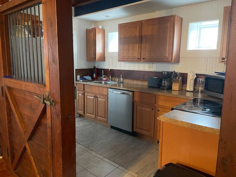 Kitchen - 183 Highland Rd