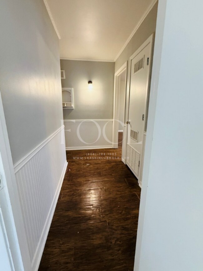 Building Photo - Large 3/2 with 2 living areas
