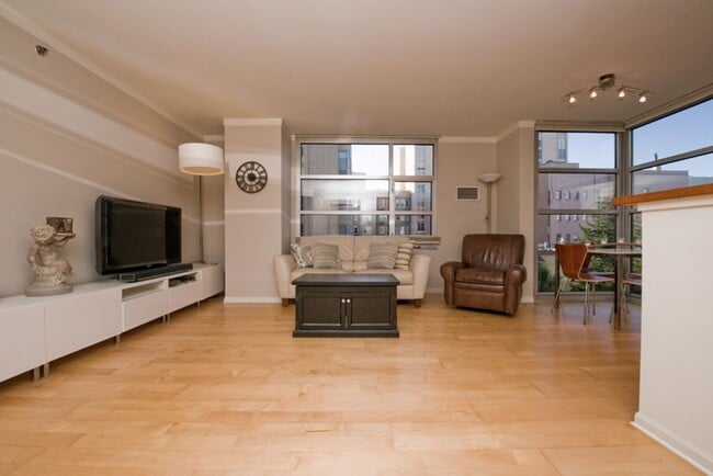 Building Photo - 680