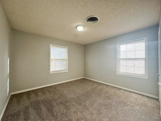 Building Photo - Charming 2/1/1 With Additional Garage Storage