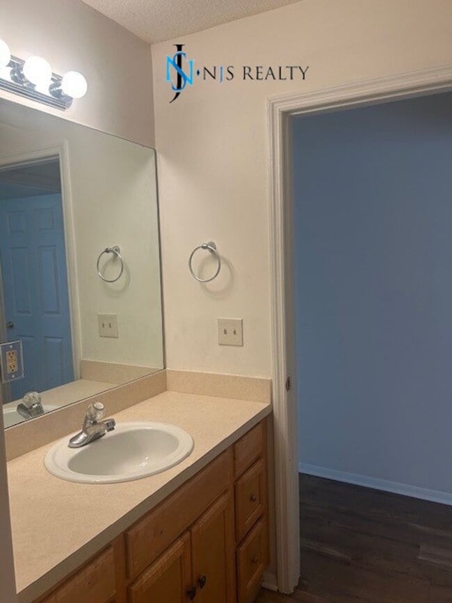 Building Photo - GORGEOUS 3/2 1200 sq ft home with FRESH PA...