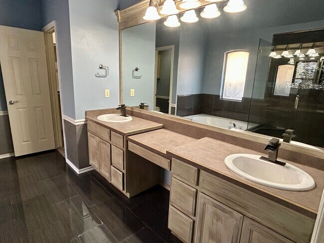 Building Photo - AVAILABLE NOW - $500 OFF FIRST FULL MONTH - Beautiful Home In Edmond School District!