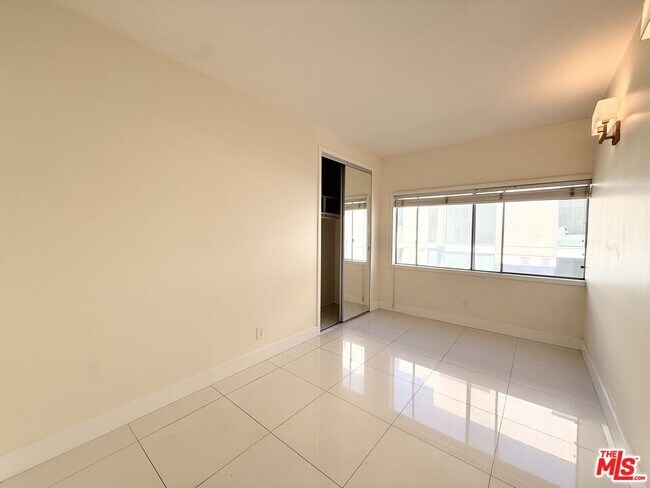 Building Photo - 121 S Palm Dr