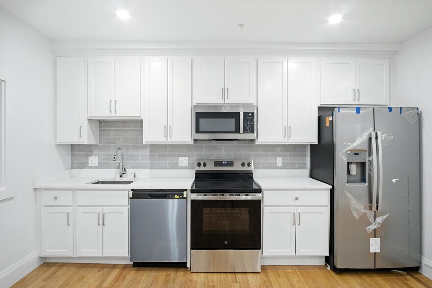 Primary Photo - 21 Regent Cir