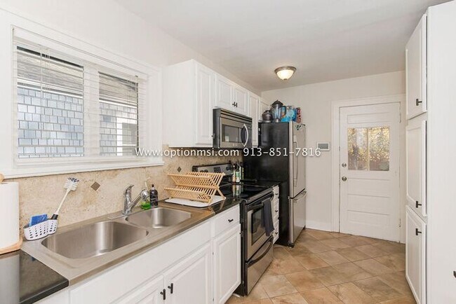 Building Photo - Charming, impeccably clean and maintained ...