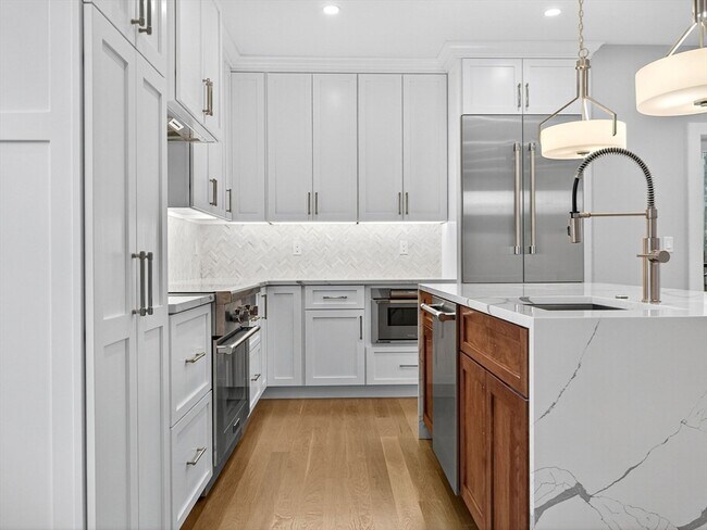 Building Photo - 551 E 7th St