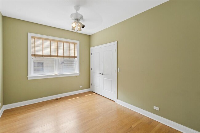Building Photo - 7246 N Oakley Ave