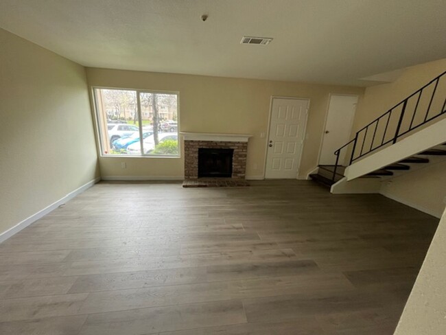 Building Photo - Great 3br/1.5ba end unit condo with 1 car ...