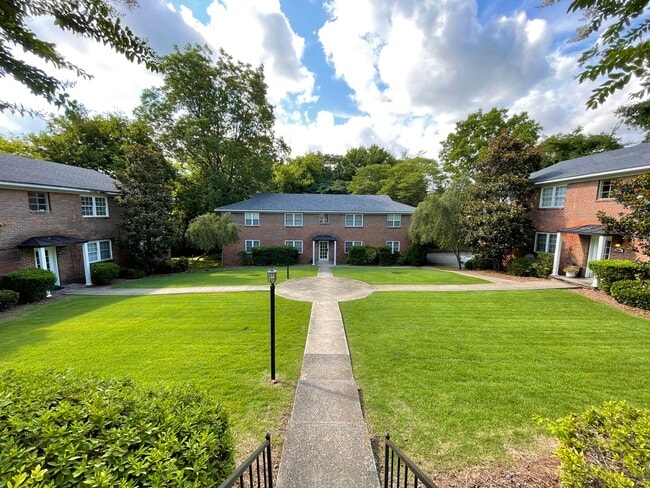Courtyard - 1900 Courtney Dr