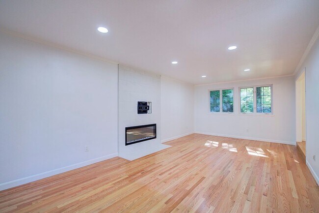 Building Photo - 4Bd/2.5Ba Mercer Island House