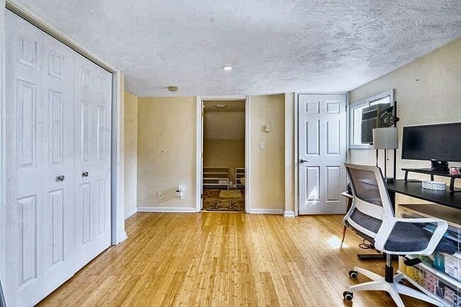 Building Photo - 4784 Sciota St