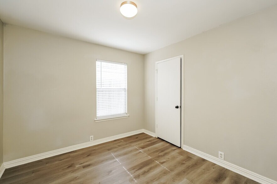 Building Photo - 1001 Springcreek Dr