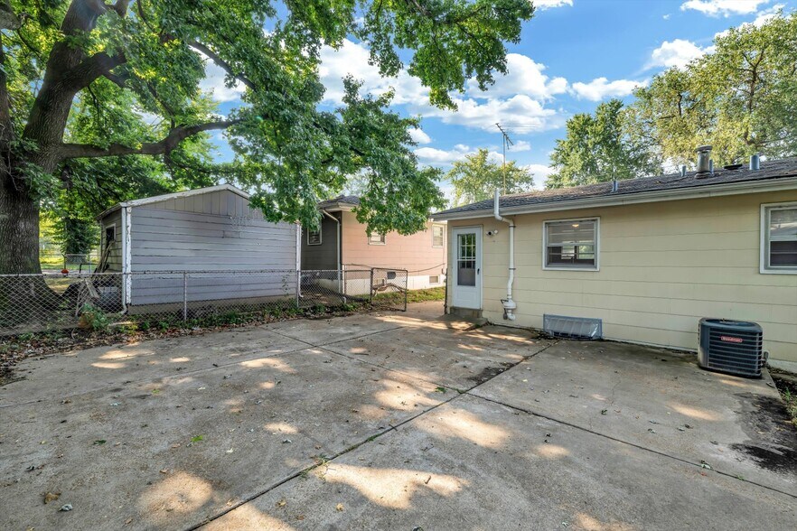 Building Photo - 243 Reasor Dr
