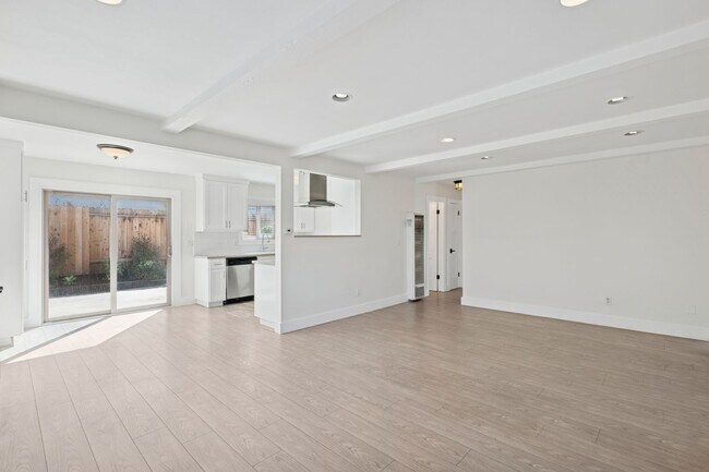 Building Photo - 2048 Garden Ln