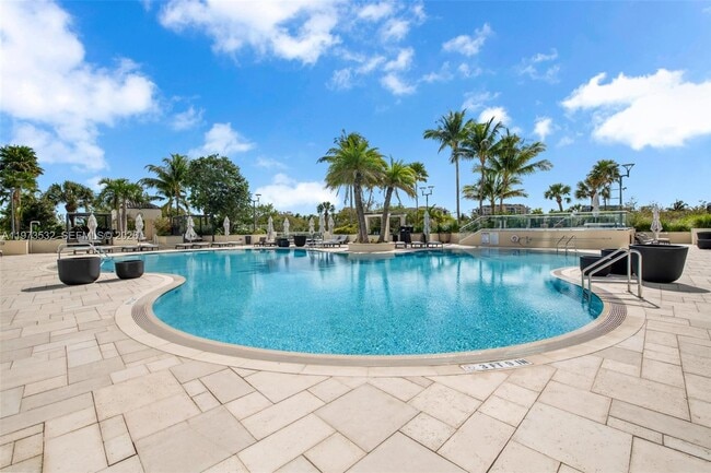 Building Photo - 400 S Pointe Dr