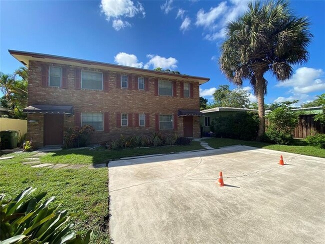 Building Photo - 310 SW 11th Ct